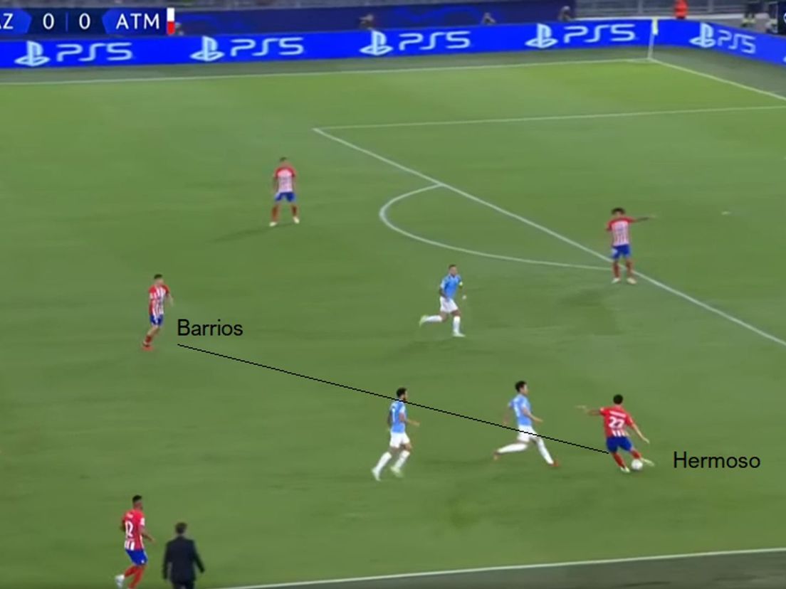 Mario Hermoso speelt de vrijstaande Pablo Barrios aan.