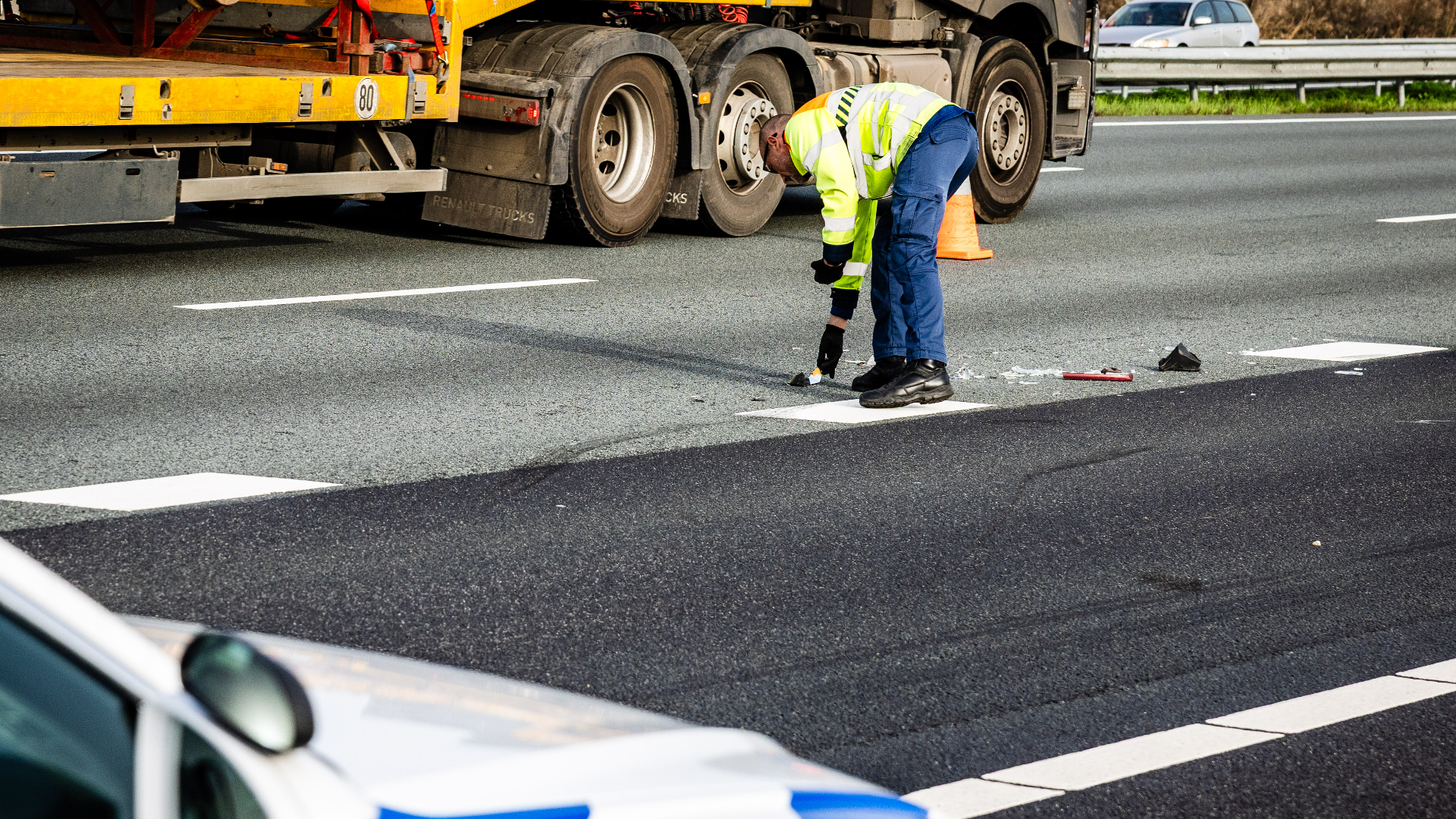 Op straat liggen diverse brokstukken als gevolg van de aanrijding