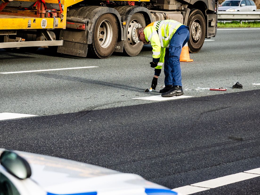 Op straat liggen diverse brokstukken als gevolg van de aanrijding