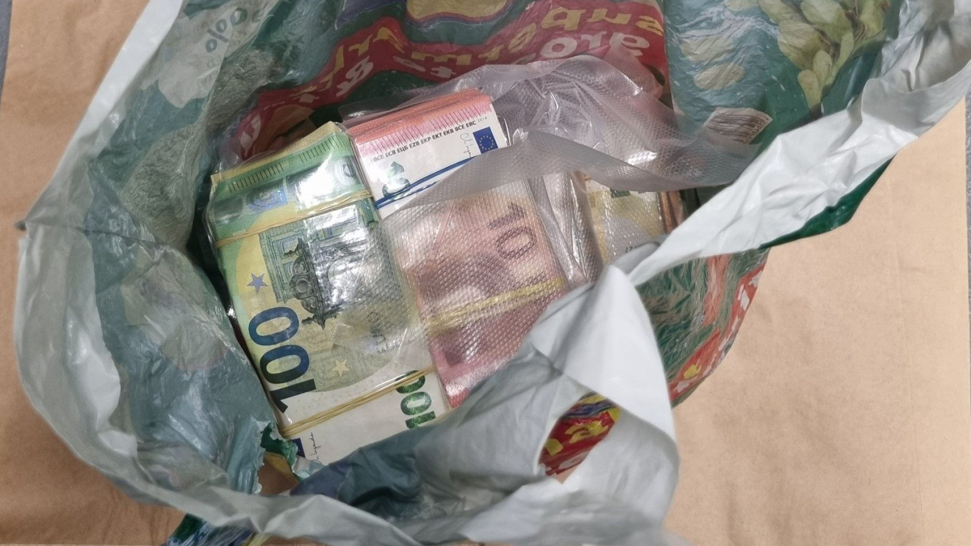 Twee mannen betrapt met 180.000 euro cash verstopt in auto