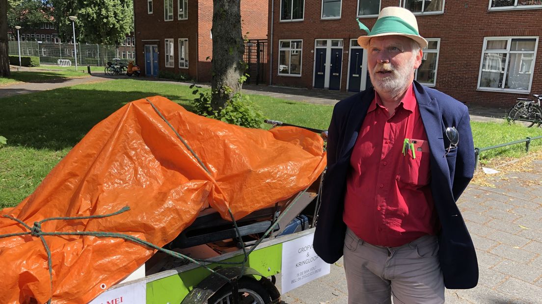 Rob Heusdens naast zijn kringloopbakfiets