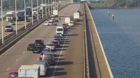 File op de A16 en A17 door ongeval op de Moerdijkbrug. File op de A16 en A17 door ongeval op de Moerdijkbrug.