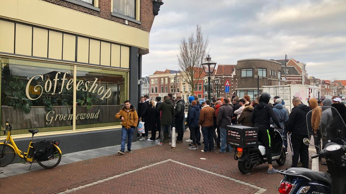 Lange rij voor coffeeshop Groenewoud in Leiden