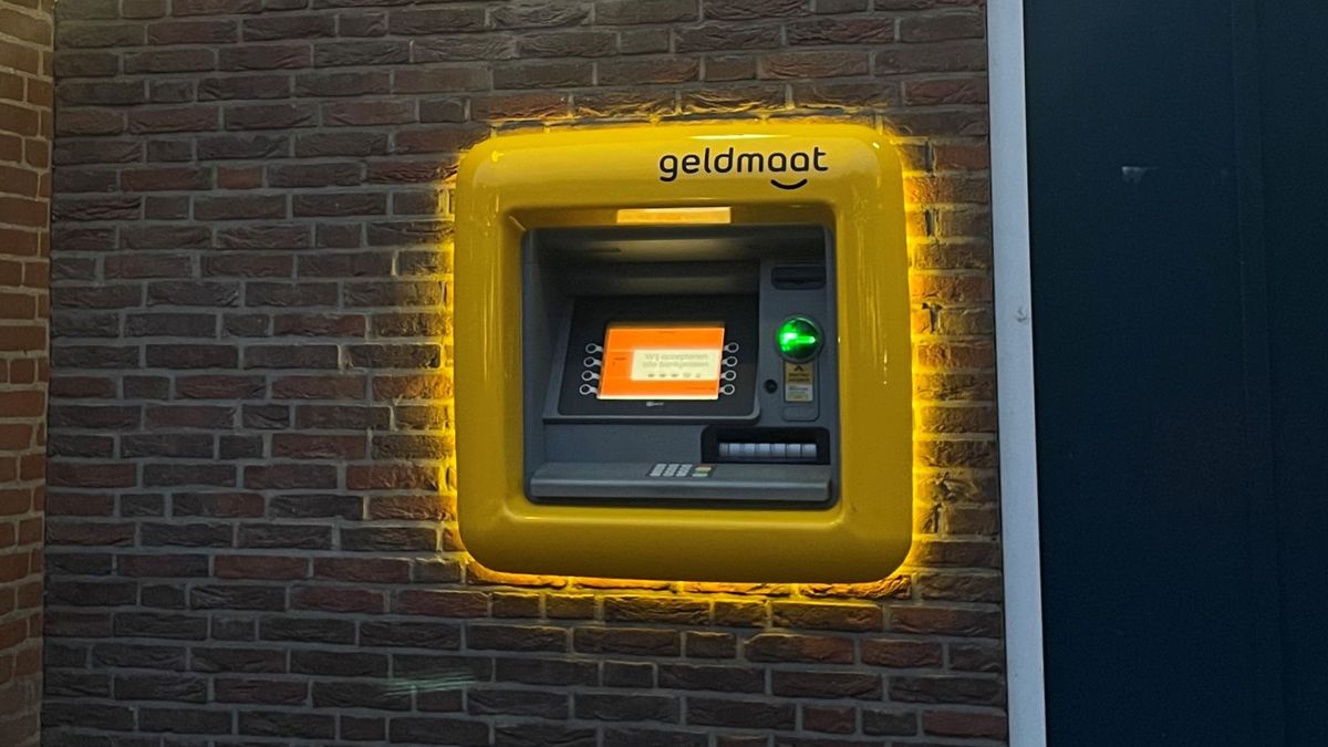 Automobilist rijdt door na botsing op A7 bij Drachten | Man gewond bij val op ijzeren hek in Sneek