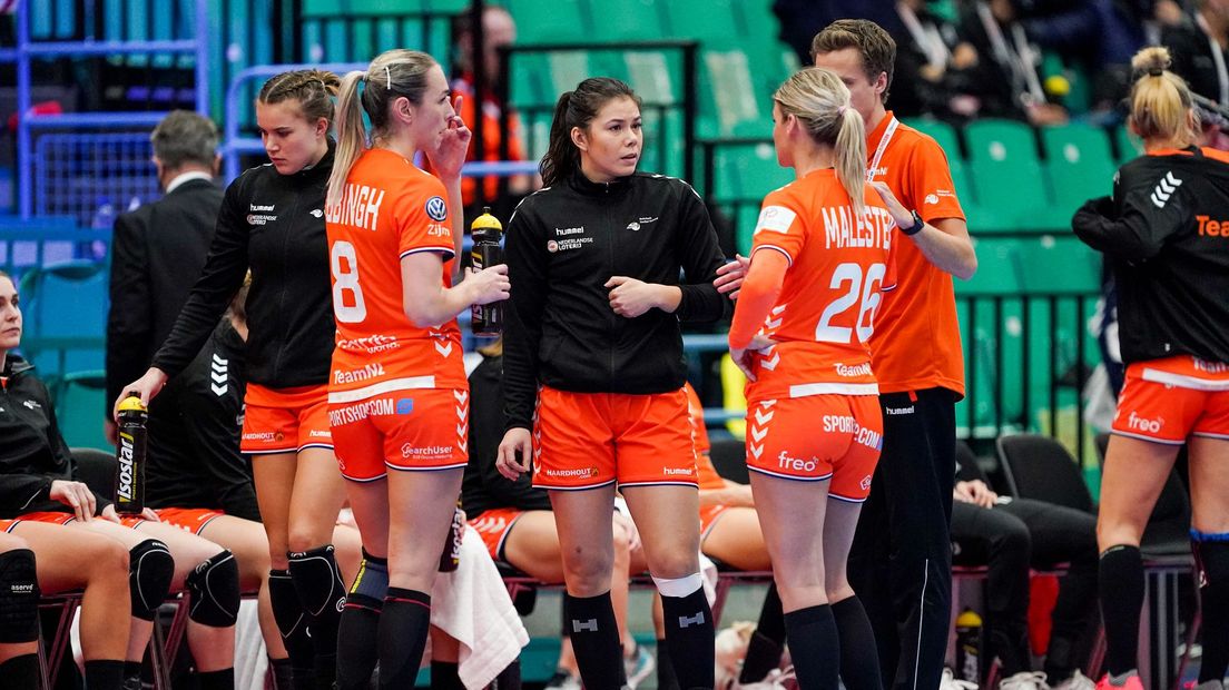 De handbalsters van Oranje met in het midden Martine Smeets