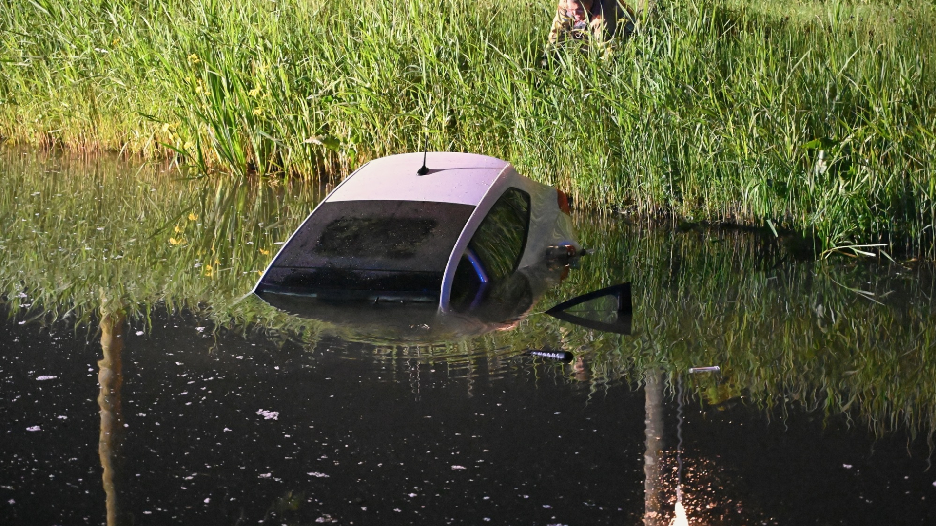 Auto belandt in het water in Lopikerkapel