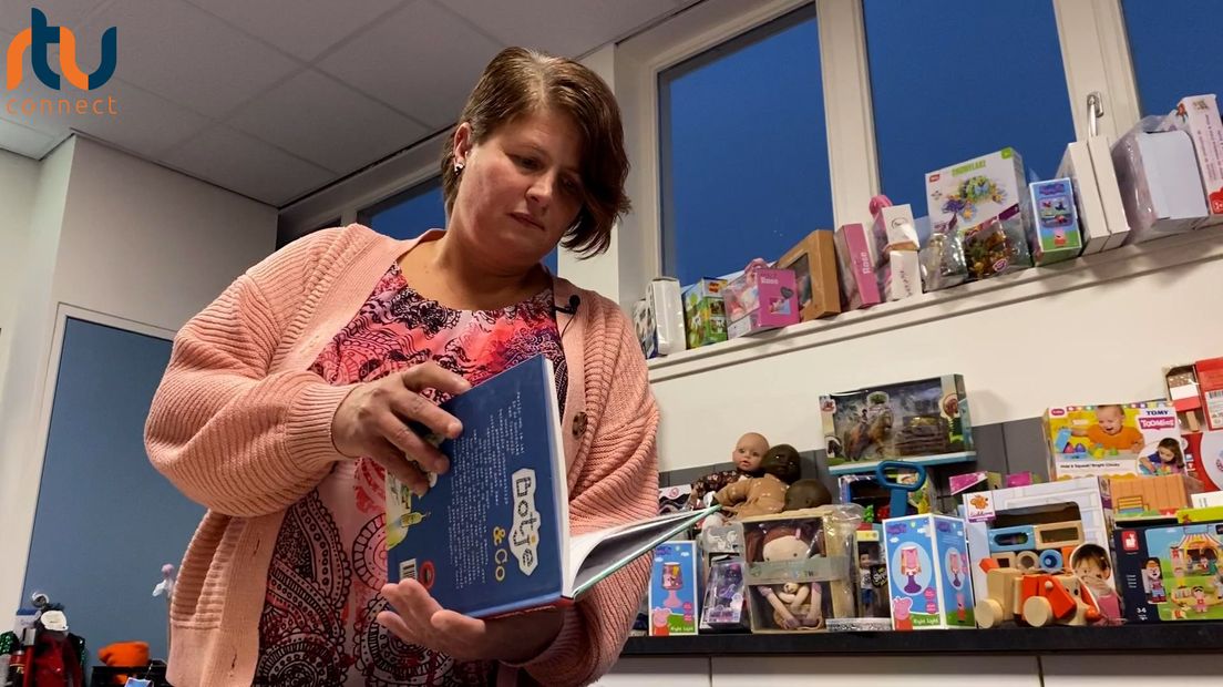 Daniële zoekt naar leuke cadeaus om schoenen te vullen.
