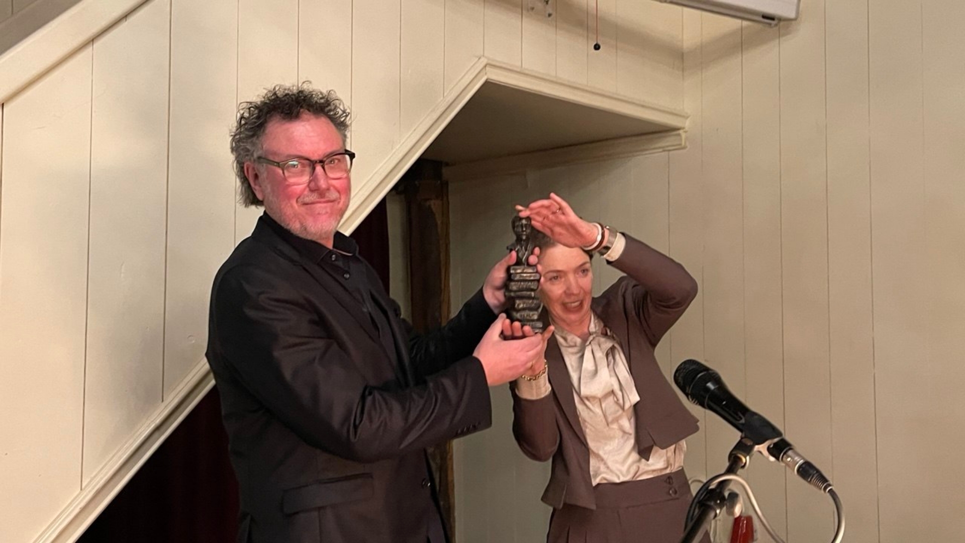 Jan Henk de Groot neemt K. ter Laanprijs in ontvangst