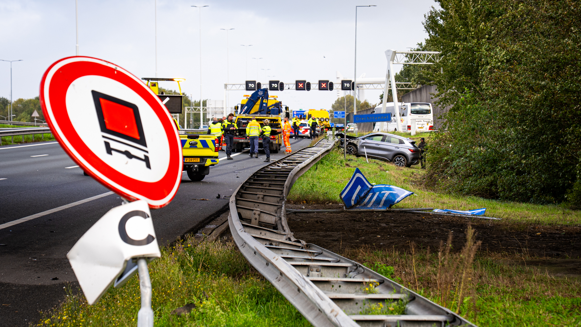 Auto raakt van weg en ramt rimpelbuisobstakelbeveiliger.