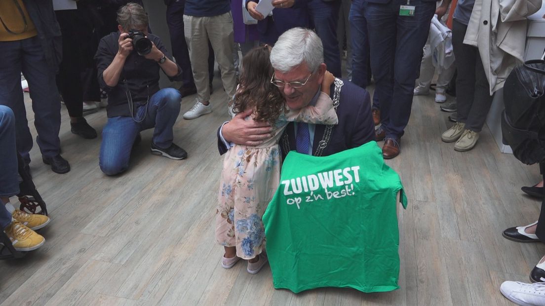 Burgemeester Van Zanen krijgt een knuffel bij de overhandiging van het manifest