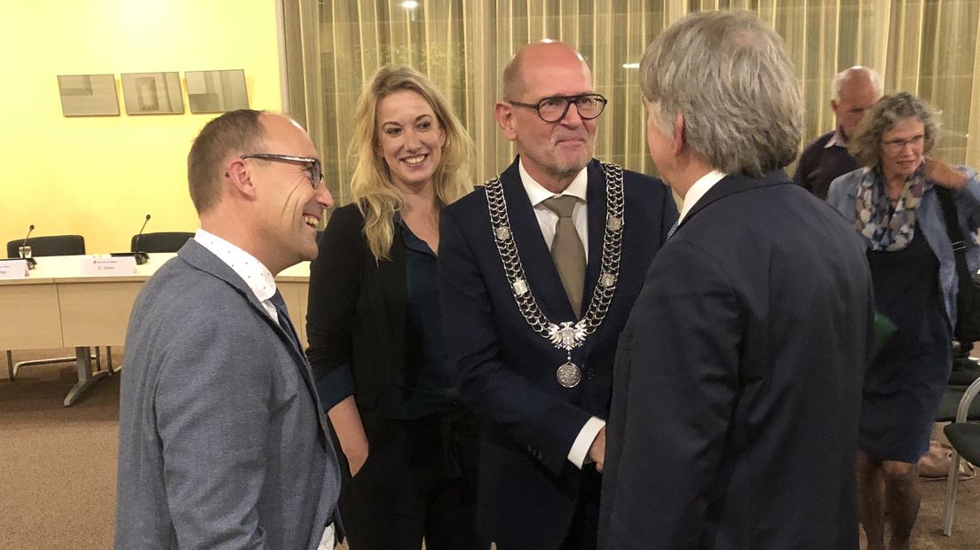 Burgemeester Hans Engels met de ambtsketen om