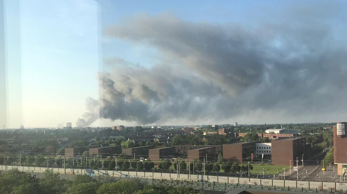 De rook is ook boven Utrecht goed zichtbaar