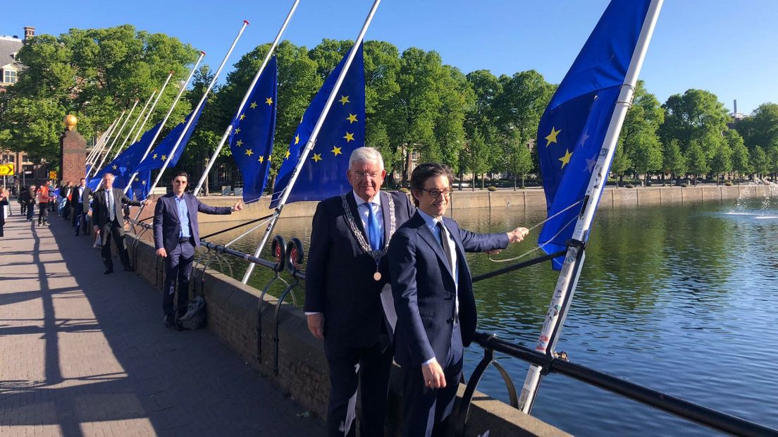 Jan van Zanen en de Franse ambassadeur Luis Vassy hijsen de Europese vlag aan de Hofvijver