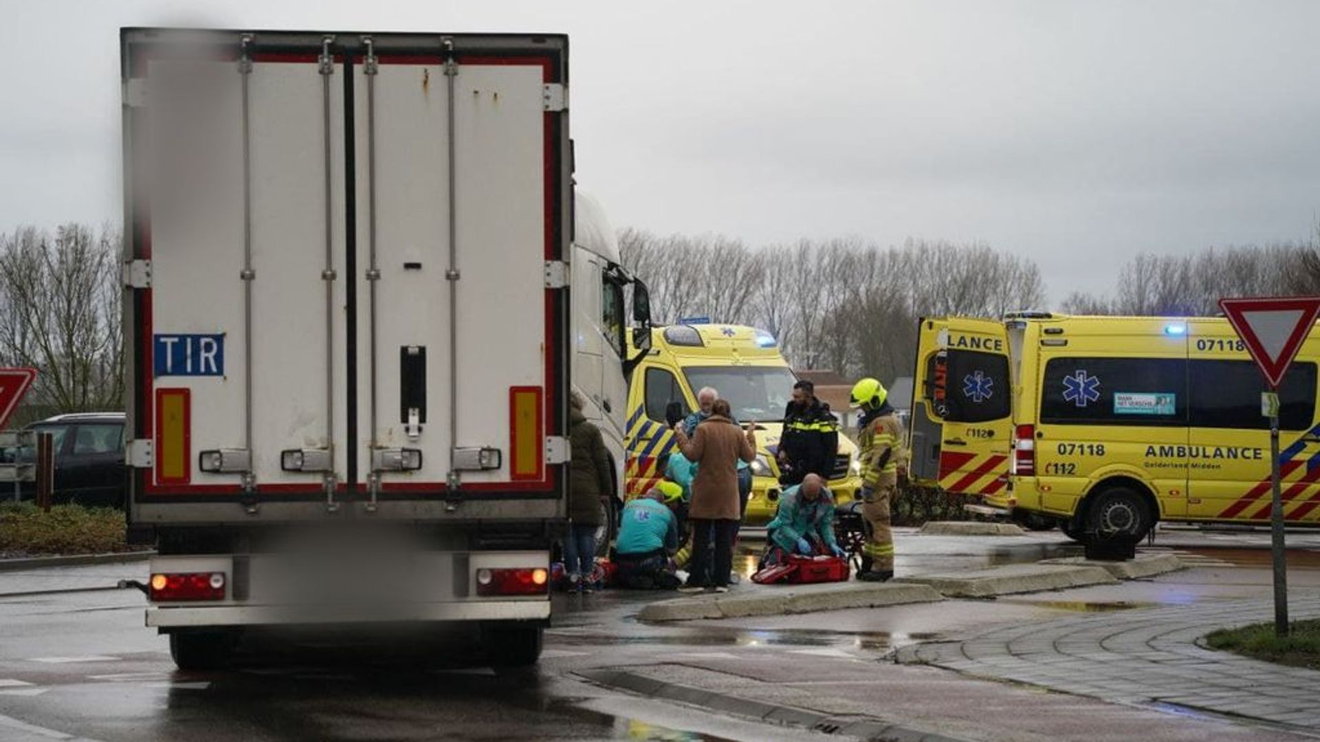 Ernstig Ongeluk Op Rotonde: Fietsster (20) Geschept Door Vrachtwagen ...