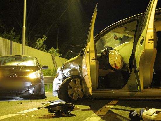 Bij de botsing in Bergschenhoek raakte één van de bestuurders gewond.