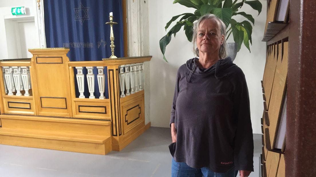 Yvonne Quispel in de Joodse synagoge in Appingedam