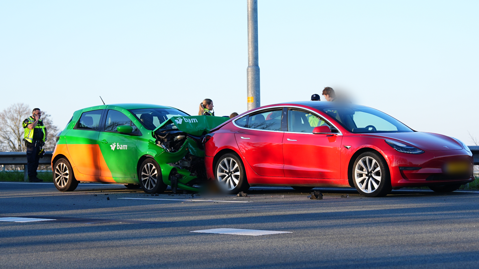 Volgens 112-correspondenten botste de achterste auto met een flinke snelheid op de voorganger.