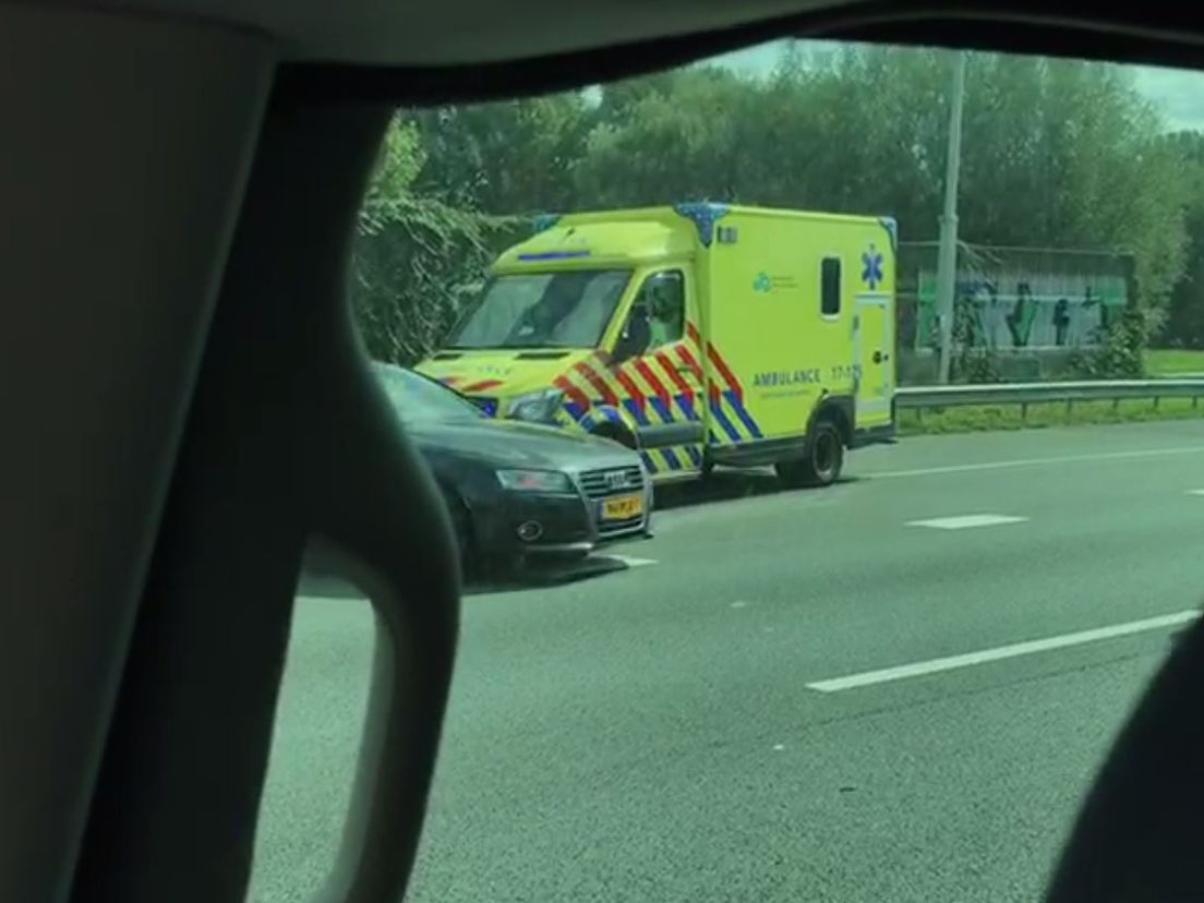 Kerende automobilisten blokkeren ambulance na ongeluk A13