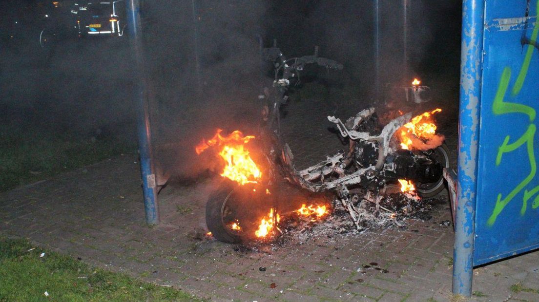 Scooter in brand in Assen (Rechten: Van Oost Media)