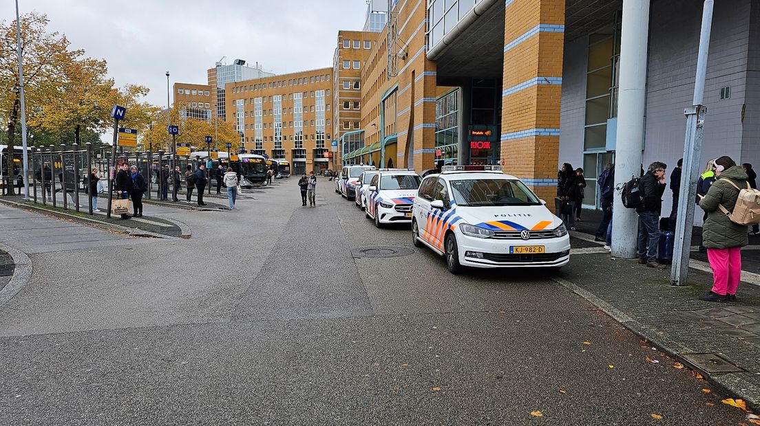 Zeker vijf politieauto's staan in de buurt van Hoofdstation Groningen