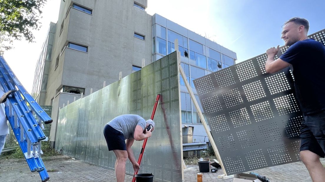 De gemeente laat het voormalig pand van Centraal Beheer dichttimmeren