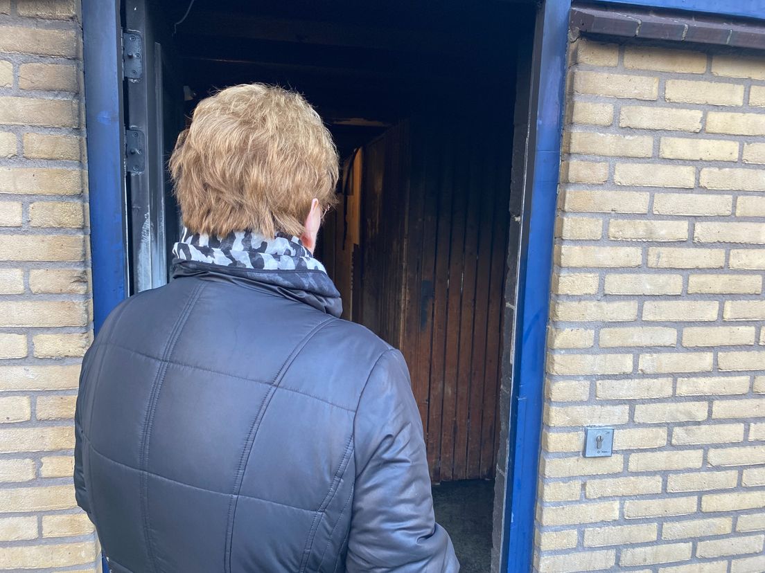 Mieke kijkt verdrietig naar haar verwoeste opslagbox