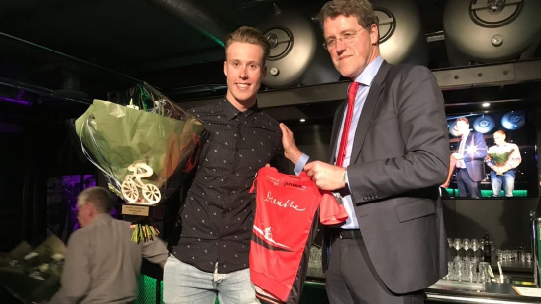 Patrick van der Duin gefeliciteerd door Emmer burgemeester Eric van Oosterhout (Rechten: RTV Drenthe)