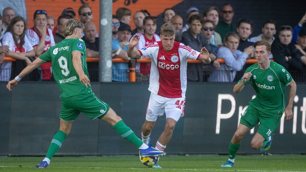Lees terug: FC Groningen verliest kansloos van Ajax en ligt uit de play-offs