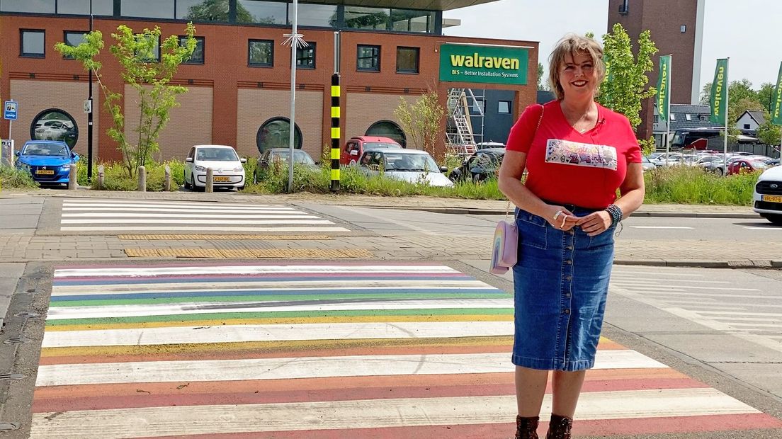 Jenneke is blij dat Mijdrecht éindelijk een regenboogzebrapad heeft: 'Om te laten zien: je mag er zijn.'