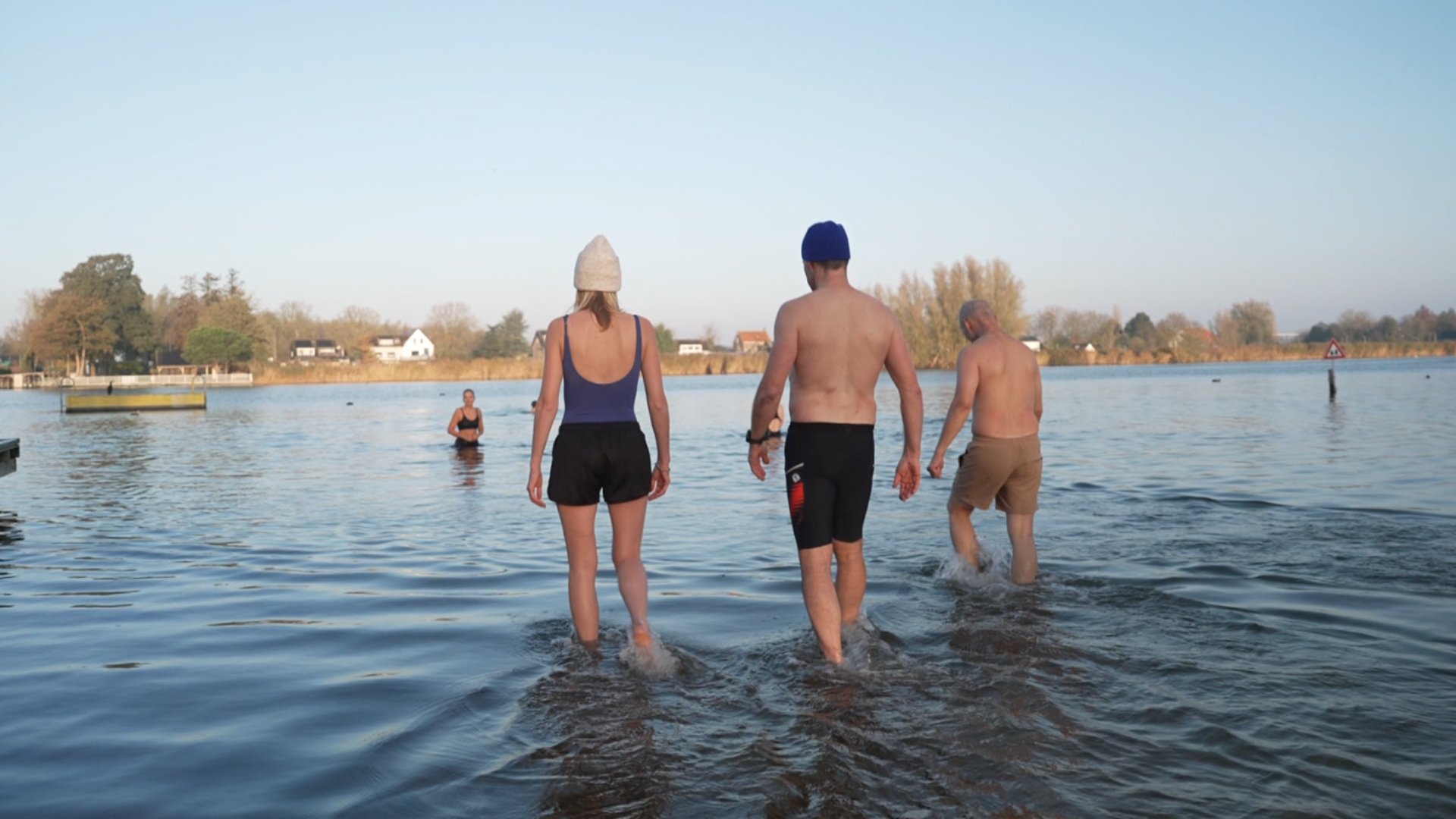 Rijnmond-verslaggever Wendy Hoogendijk deed mee met het winterzwemmen.