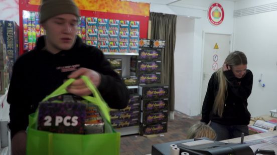 Drukte bij laatste vuurwerkverkoop