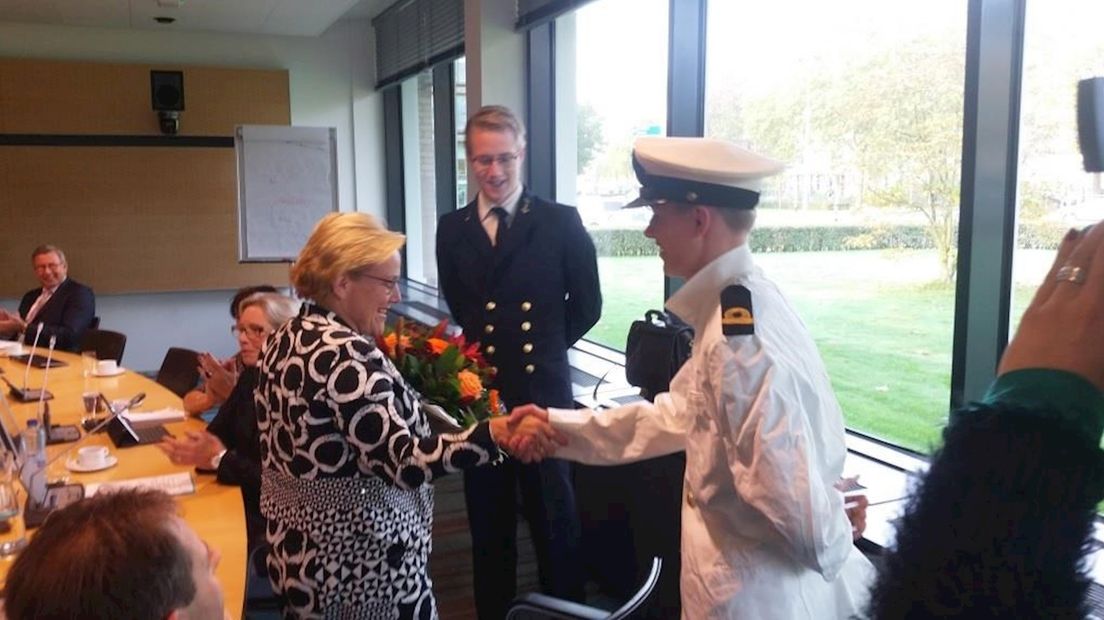 De Jongerenraad gaf vanmorgen bloemen aan commissaris van de Koning Ank Bijleveld