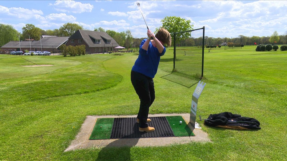 Een balletje slaan op de Pitch & Putt baan in Lemele