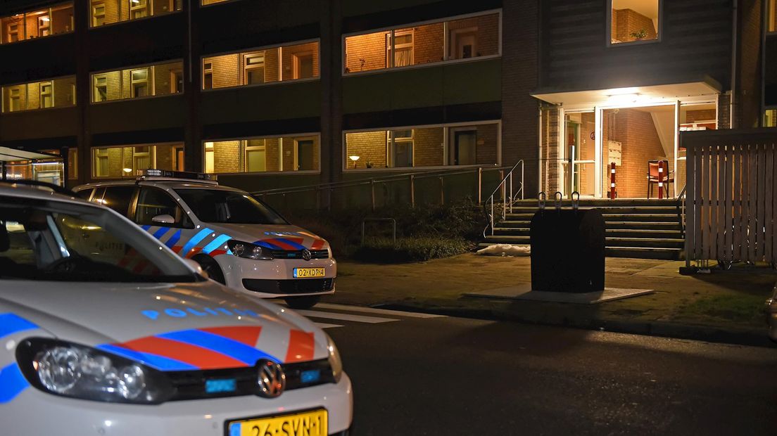 Politie voor de deur bij zorgcentrum Sint Jurriën in Deventer