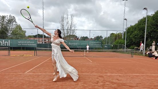 Saskia trok haar trouwjurk aan naar de tennisbaan: 'Een smash is moeilijk met strakke mouwtjes' Home