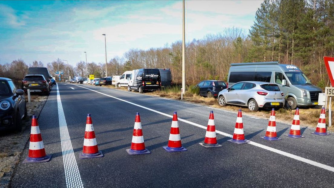 Auto's in de berm bij de A50