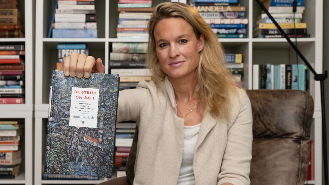 Anne-Lot Hoek met haar boek De Strijd Om Bali