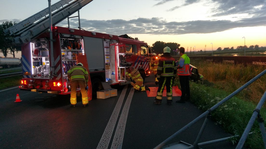 Op de A325 ter hoogte van de afslag Elst zijn vanmorgen vroeg twee gewonden gevallen bij een aanrijding.