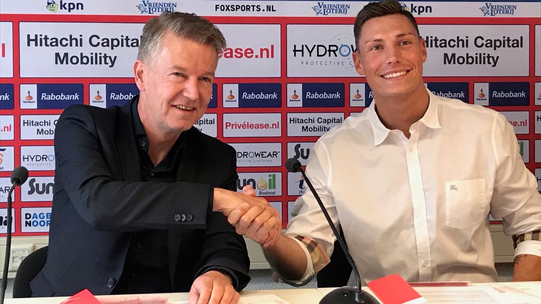 Matthias Hamrol schudt de hand van FC Emmen-directeur Ronald Lubbers