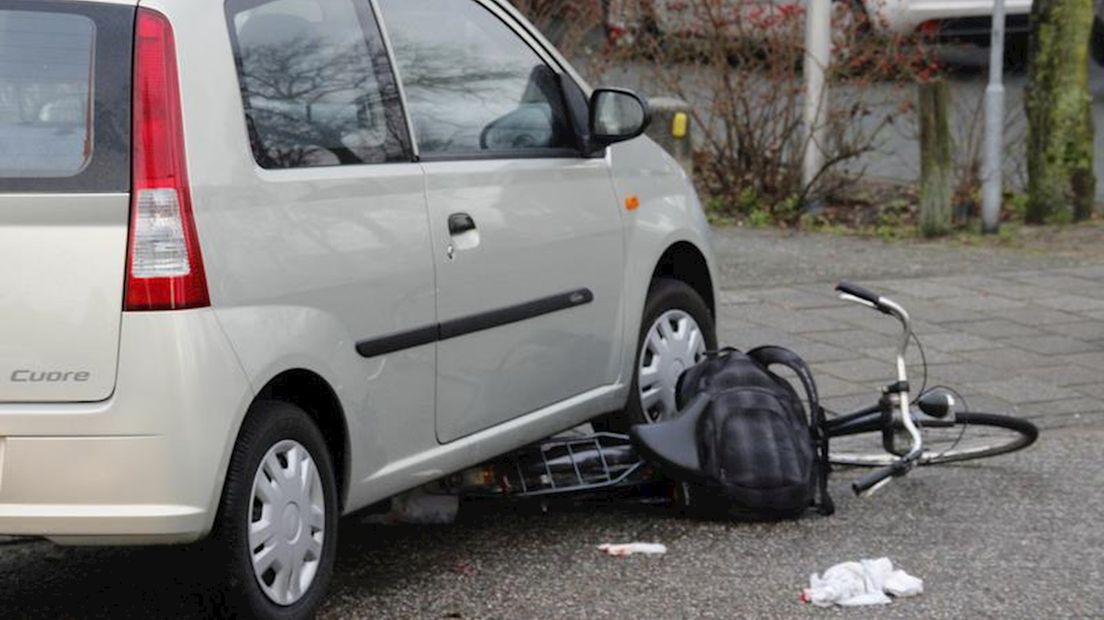 Fietser onder auto in Staphorst