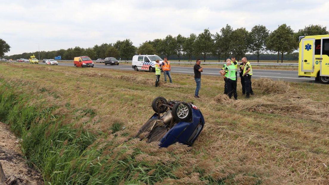 Bij Zuidbroek raakte een auto in de sloot