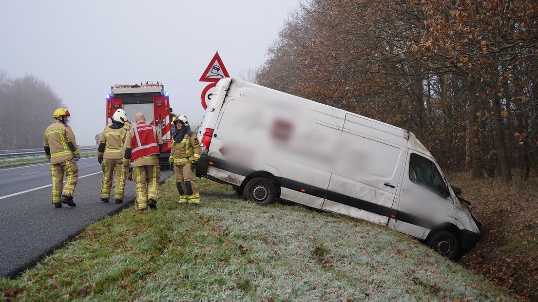 Bestelbusje over de kop