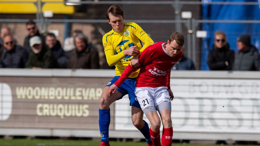 FC Lisse-speler Daniek van der Meer (links) in duel met Michel Gerritsen van Excelsior'31
