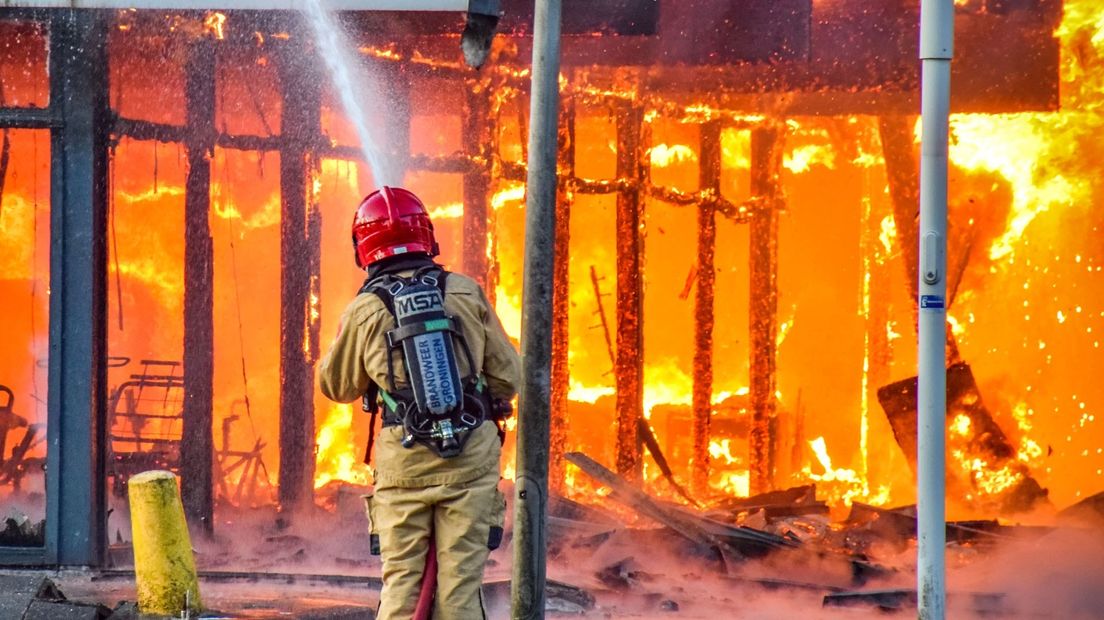 De brandweer geeft op 10 juli tekst en uitleg over de grote brand die in Haren woedde.