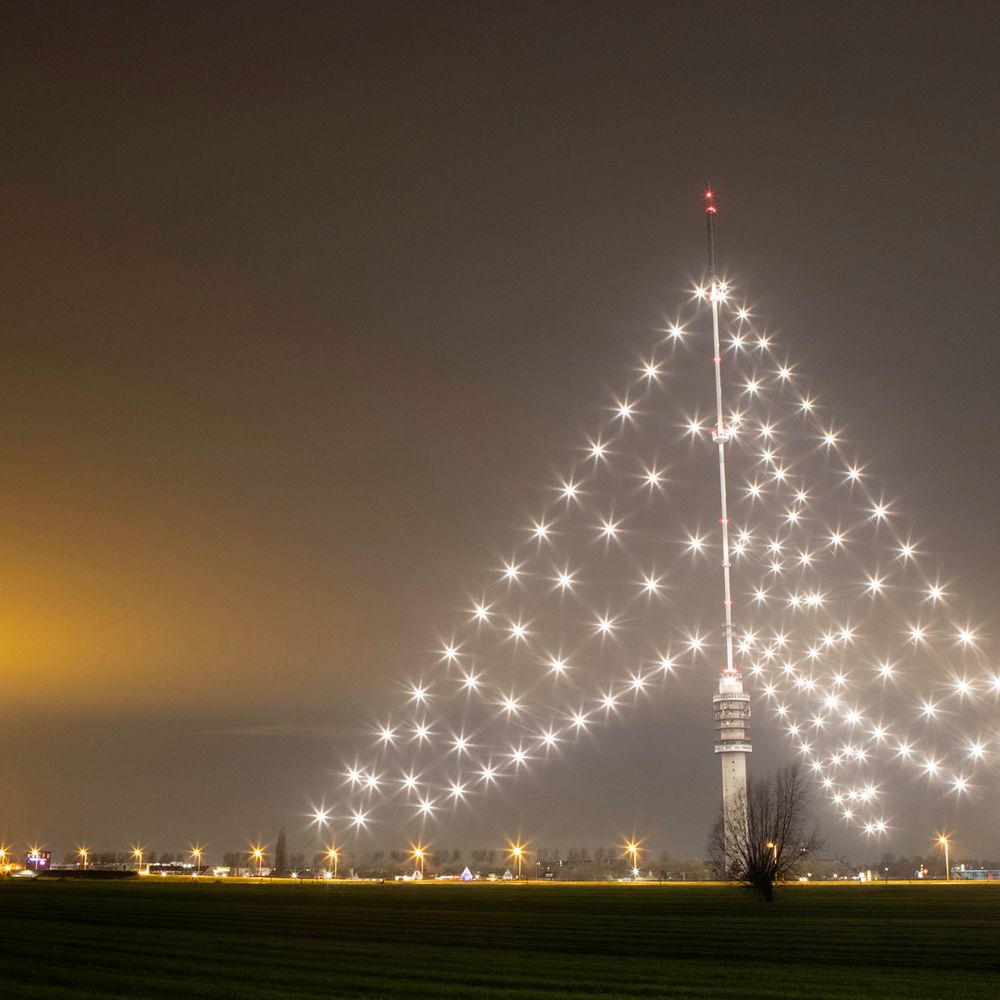 Grootste 'kerstboom' ter wereld staat weer aan RTV Utrecht