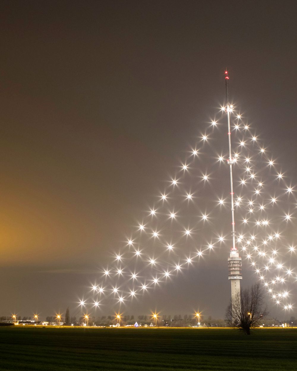 Grootste 'kerstboom' ter wereld staat weer aan - RTV Utrecht