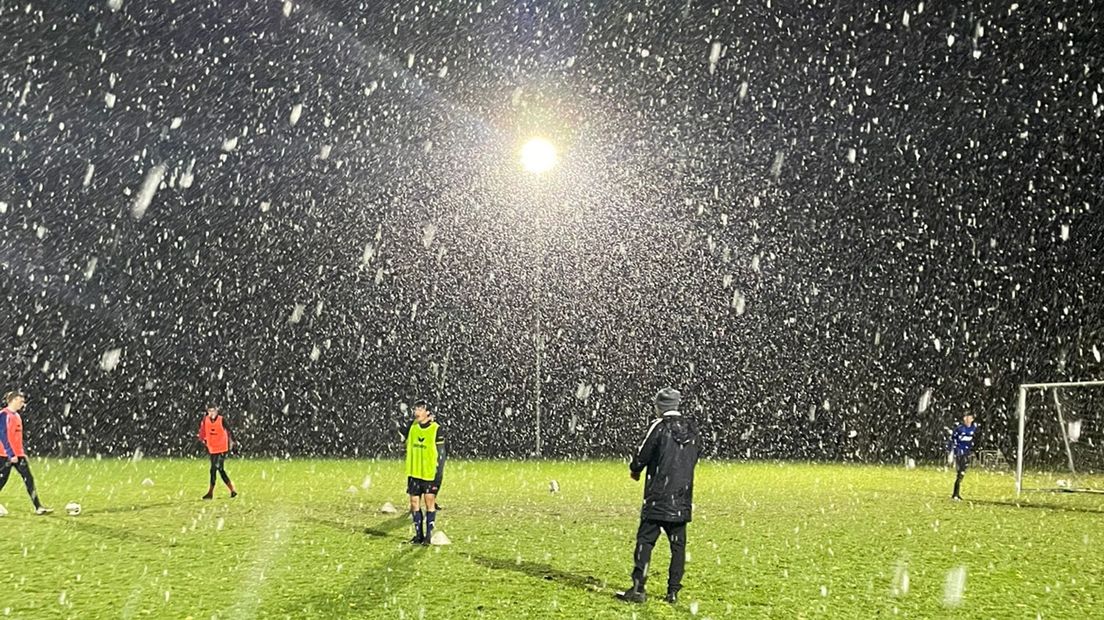 De sneeuwvlokken dansten door de lucht in Gasselternijveen