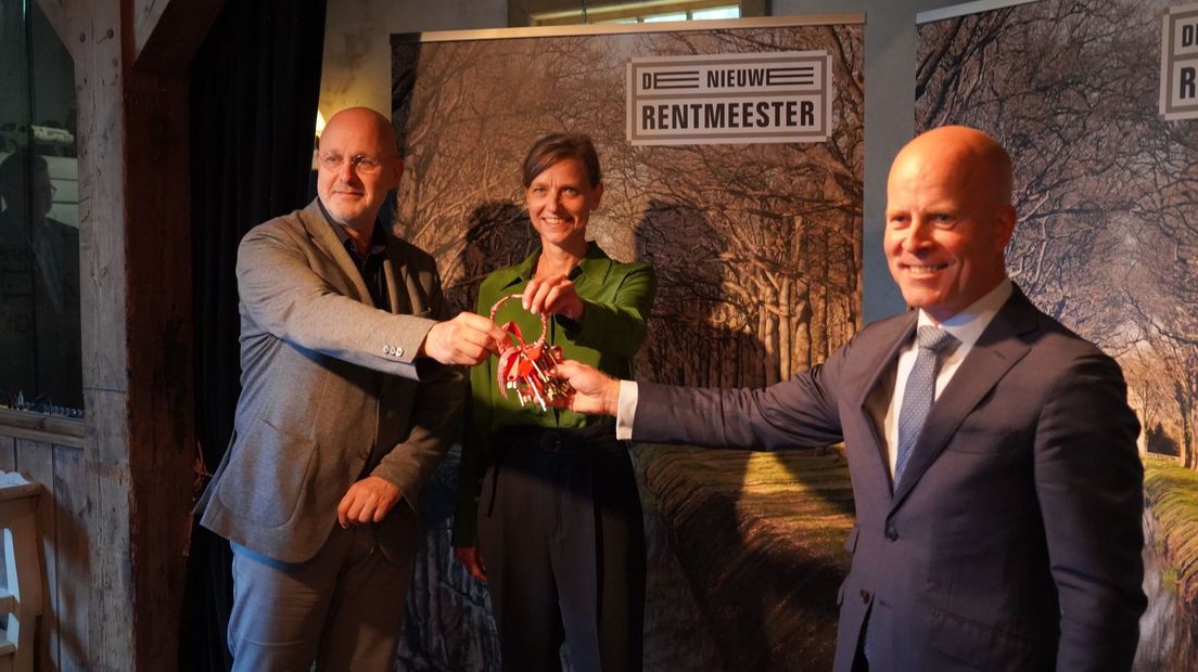 Staatssecretaris Raymond Knops geeft de sleutels van de monumentenpanden aan Arno Boon en Sonja van der Meer, bestuurders van De Nieuwe Rentmeester