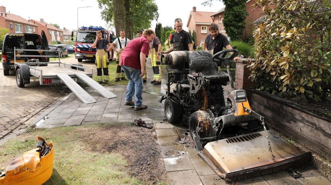 Brandweer blust brand in voertuig