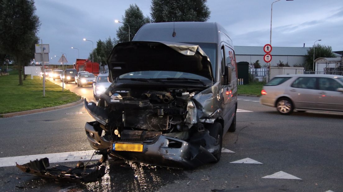 Schade aan bestelbus na botsing in Middelburg